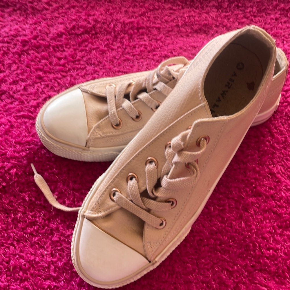 Air Walk cream colored women’s sneaker. Size 8.